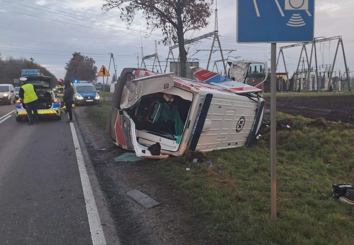 Kiedy kierujący bmw skręcił w lewo, jadąca tuż za nim karetka uderzyła w to auto i wpadła do przydrożnego rowu.