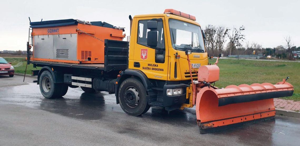 Miejska Służba Drogowa długo przed nadejściem zimy przygotowała samochód iveco z pługiem i piaskarką.