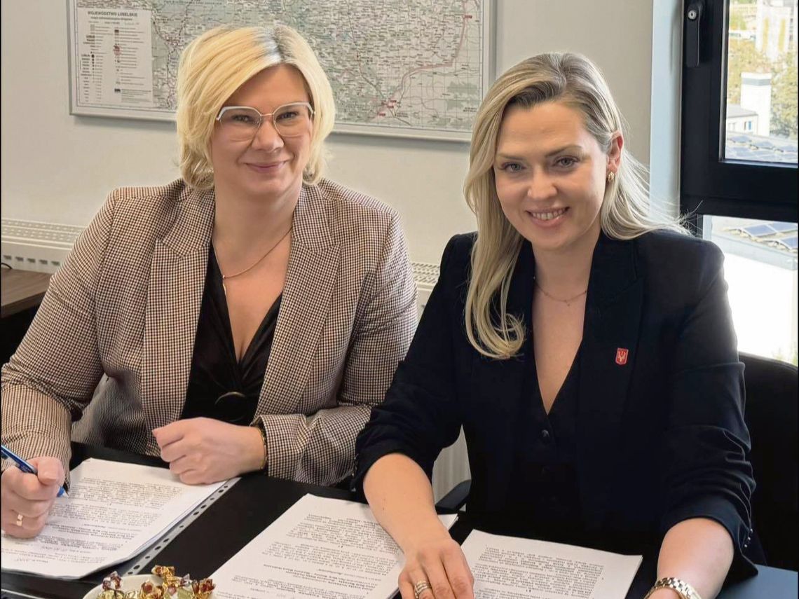 Burmistrz Marta Majewska (po prawej) i skarbnik Marta Woźnica zawarły umowę finalizującą przyznanie środków na bezpieczeństwo miasta.