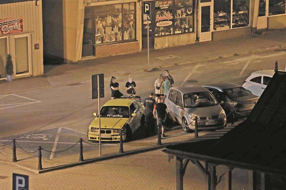 Kierowca żółtego bmw wypadł z ostrego zakrętu i wpadł na dwa samochody zaparkowane przy bazarze w centrum Hrubieszowa.