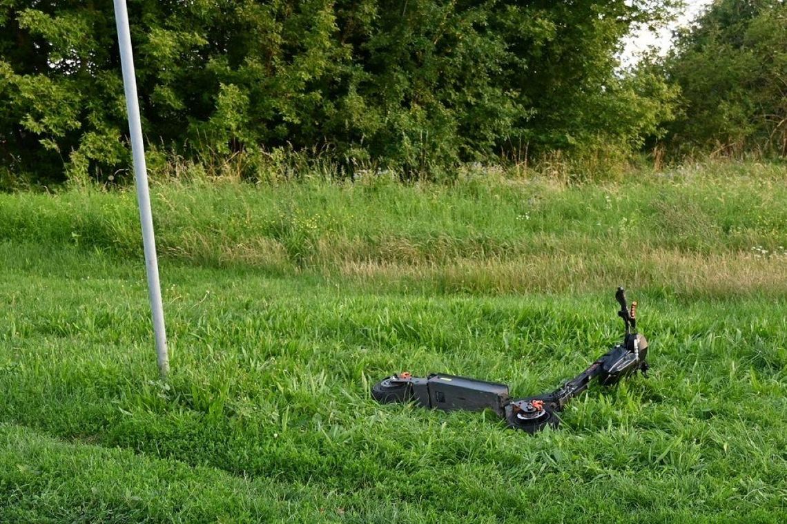 Na elektrycznej hulajnodze jechały dwie 14-latki z Hrubieszowa, gdy przewróciły się podczas zjazdu z chodnika na szosę, jedna trafiła do miejscowego szpitala, a kierującą hulajnogą trzeba było przetransportować śmigłowcem do szpitala w Lublinie.