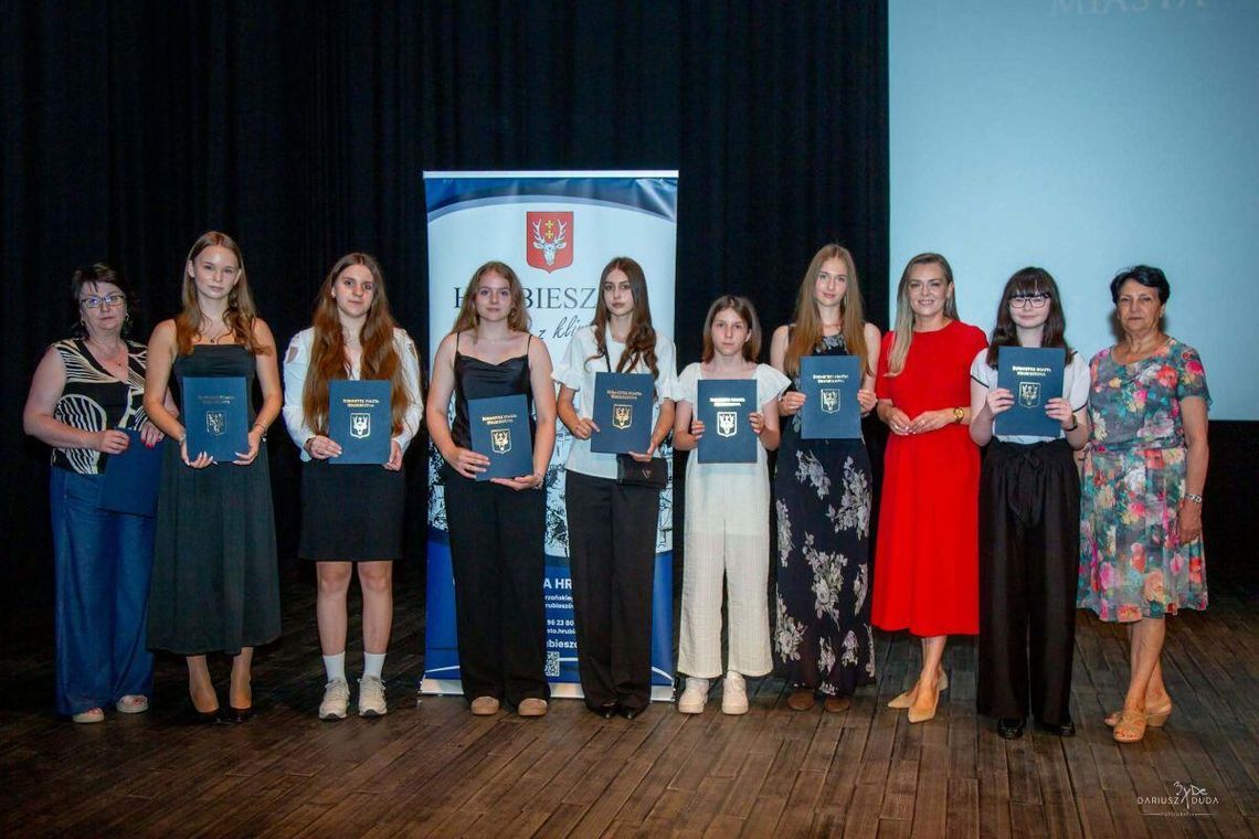 Hrubieszów i okolice nagrodziły uczniów. Stypendia dla 150 młodych talentów W Hrubieszowie stypendia burmistrza otrzymało 108 uczniów,