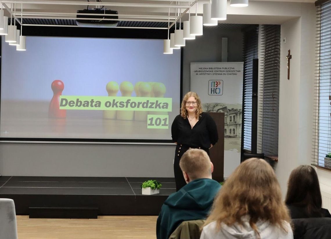„Rok przerwy po maturze (gap year) to dobra inwestycja w rozwój młodego człowieka” – taki temat zaproponowano do debaty oksfordzkiej, którą organizuje Miejska Biblioteka Publiczna – Hrubieszowskie Centrum Dziedzictwa.