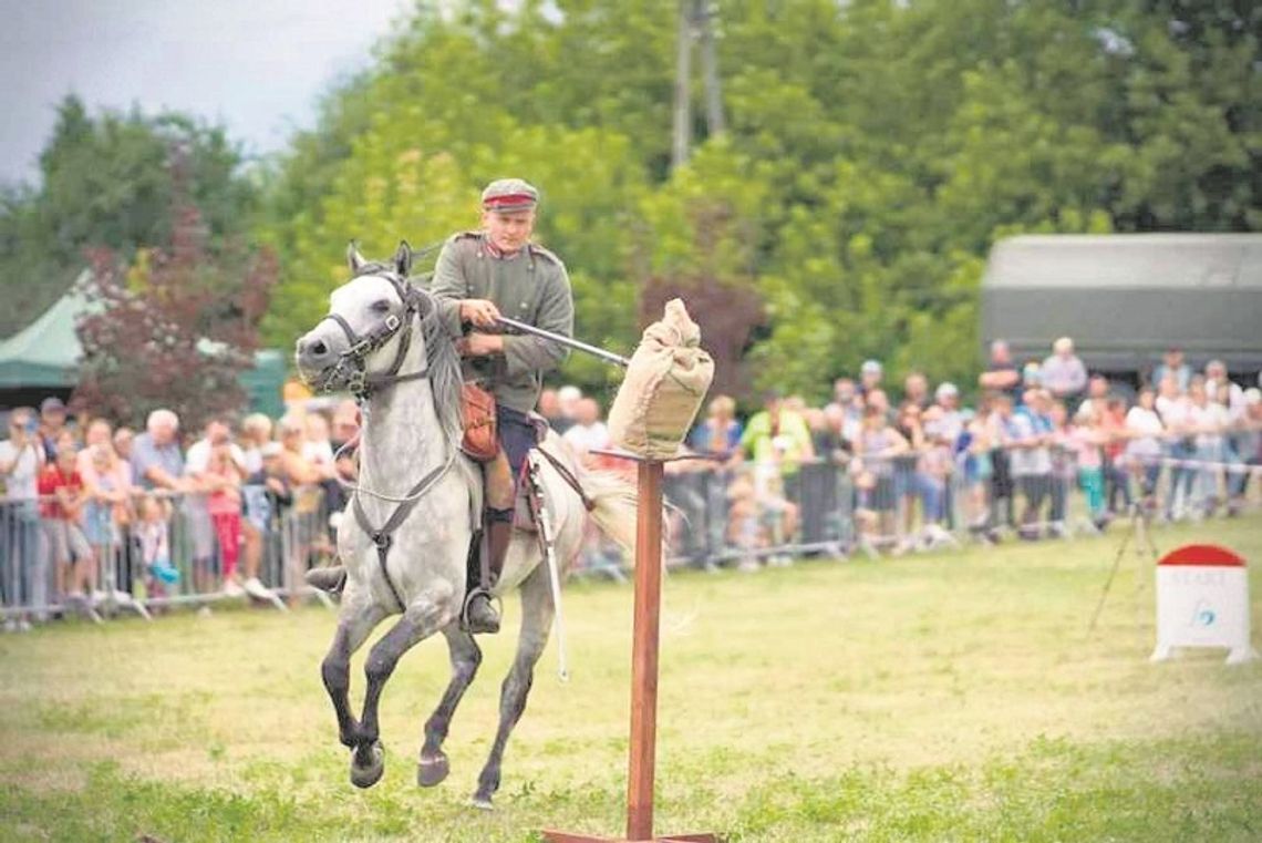 Hrubieszów: Kawalerzyści na koniach z lancami i szablami i czołg Leopard