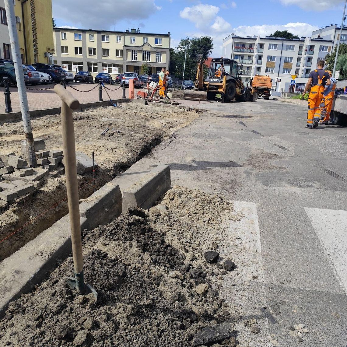 Hrubieszów: Kolejna likwidacja betonozy w śródmieściu Przy ulicy 27 Wołyńskiej Dywizji Armii Krajowej w Hrubieszowie powstaną ukwiecone zieleńce z drzewami.