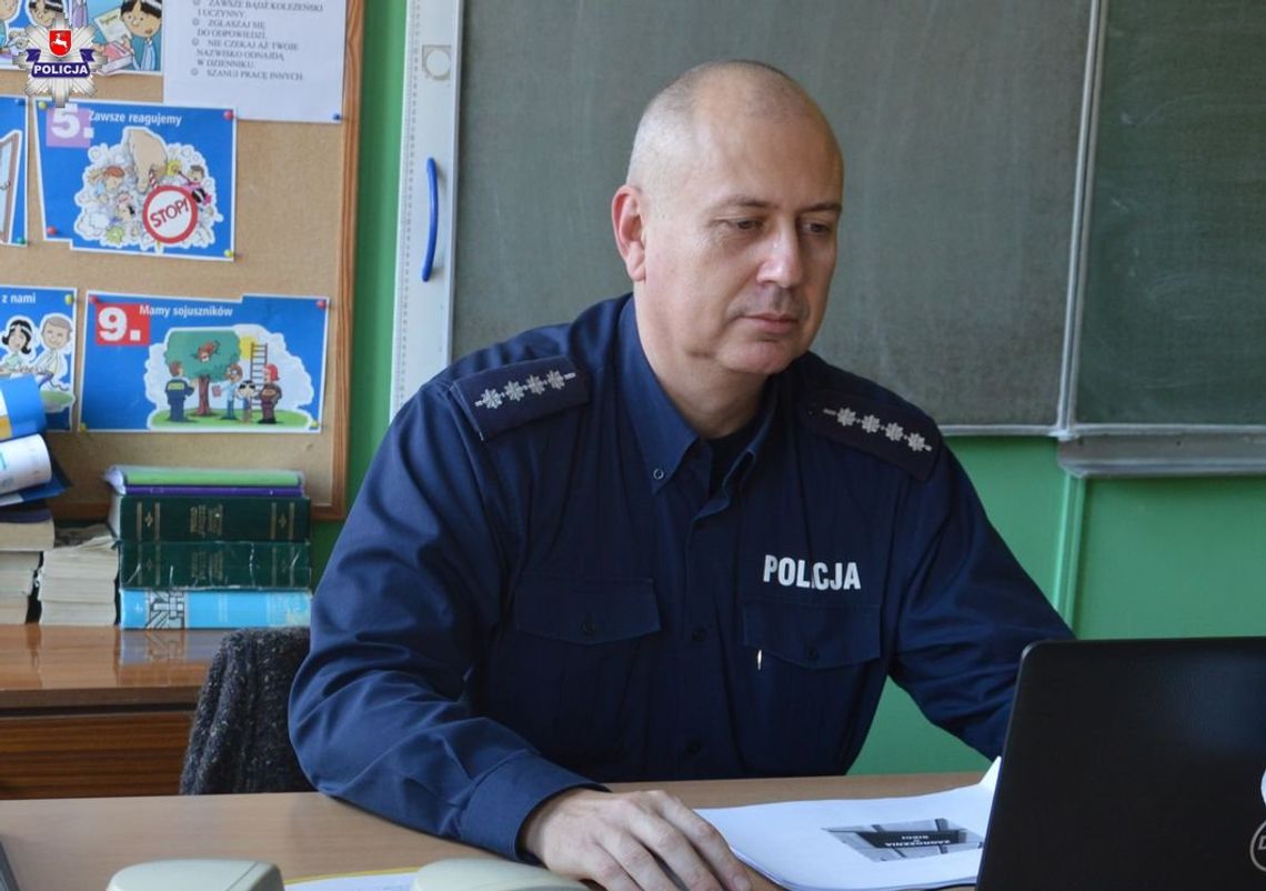 Hrubieszów: Lekcja online z policjantem w SP nr 1