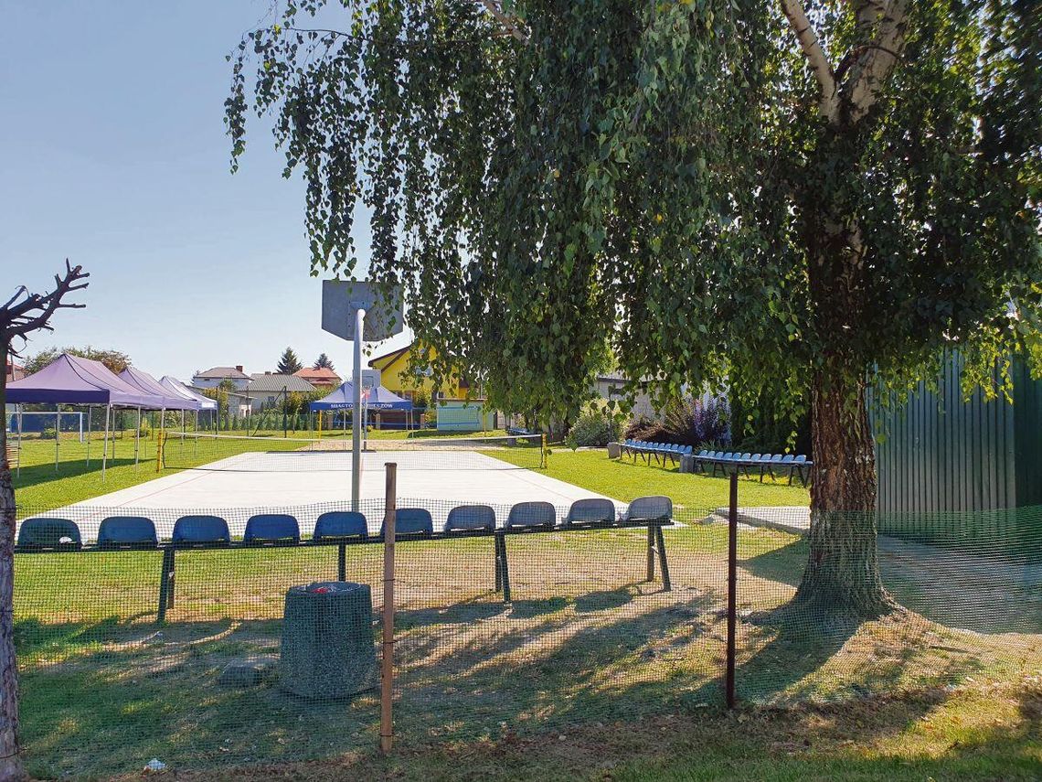 Hrubieszów: Najpierw razem pili alkohol, potem doszło do sprzeczki. Jeden cios był zabójczy Na tych ławeczkach mężczyźni razem pili alkohol, a potem 36-latek uderzył 39-latka, który upadł głową na betonowy chodnik.