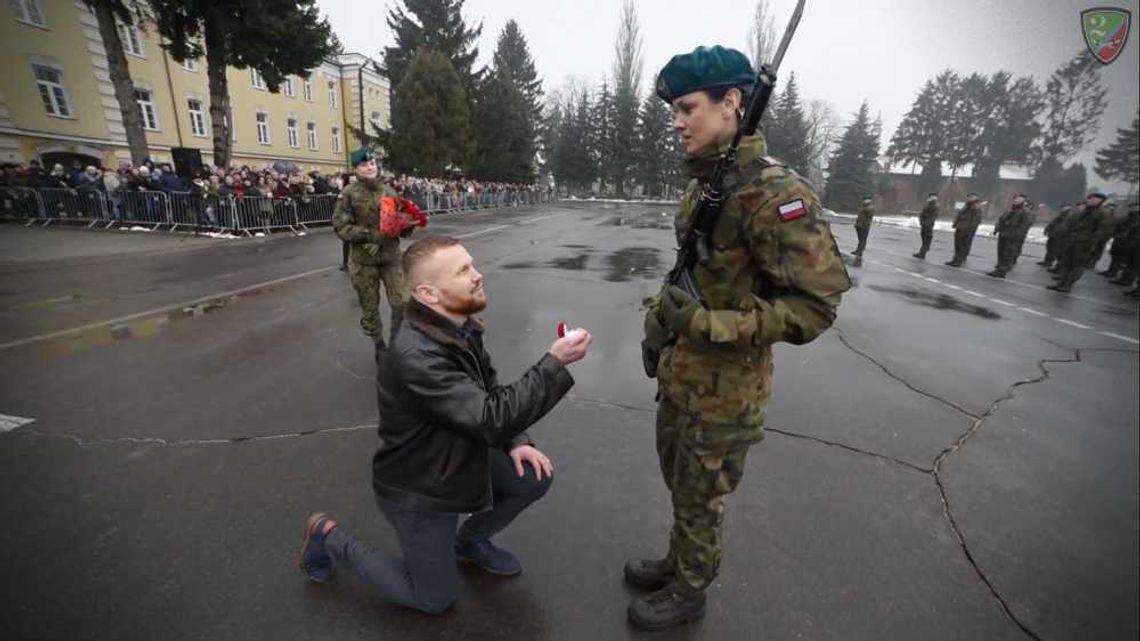 Oświadczyny podczas żołnierskiej przysięgi w Hrubieszowie.