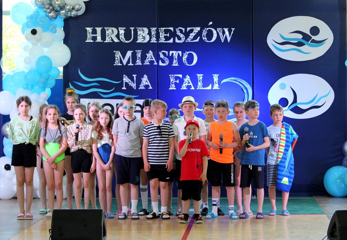 Podczas otwarcia pływalni Fala w Hrubieszowie dzieci zaprezentowały przygotowane inscenizacje. Ich występy oglądali mieszkańcy i zaproszeni goście, w tym samorządowcy z Lublina, Zamościa i Tomaszowa Lubelskiego.