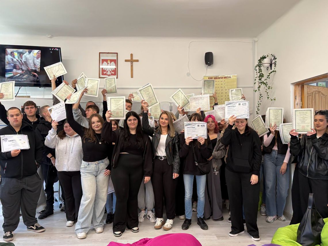Młodzież z Hrubieszowa z czeladniczymi świadectwami. Start do pracy i kariery Uczniowie ZSz nr 1 w Hrubieszowie zdobywali uprawnienia m.in. w branży beauty i stylizacja: fryzjer, barber, wizaż i kosmetyczka; w gastronomii i nowinkach kulinarnych: barista, cukiernik oraz ekskluzywne monoporcje cukiernicze; a w branży technicznej i motoryzacyjnej: blacharz, lakiernik.