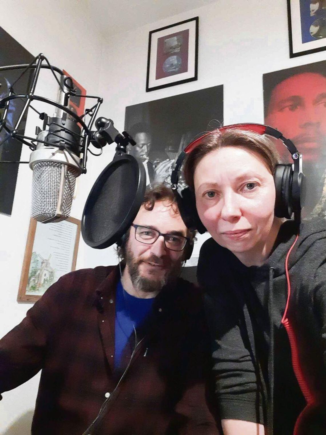 Adam Szabat i Dorota Grzymała. Obydwoje mieszkają i pracują w Hrubieszowie, a ich słuchowisko „Bar pod Kulawym Kogutem” zdobyło słuchaczy w całym regionie, a nawet poza Lubelszczyzną.