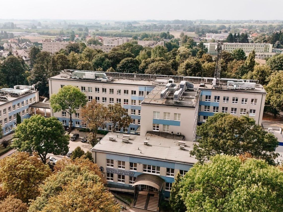 Hrubieszów: Otwarto pracownię rezonansu. Co miesiąc skorzysta z niej kilkaset pacjentów Przedstawiciele władz powiatu hrubieszowskiego oraz dyrekcji tamtejszego szpitala wielokrotnie podkreślali, że badania będą w pełni refundowane przez Narodowy Fundusz Zdrowia (NFZ), a sama inwestycja w pracownię rezonansu nie jest wstępem do prywatyzacji hrubieszowskiego szpitala.