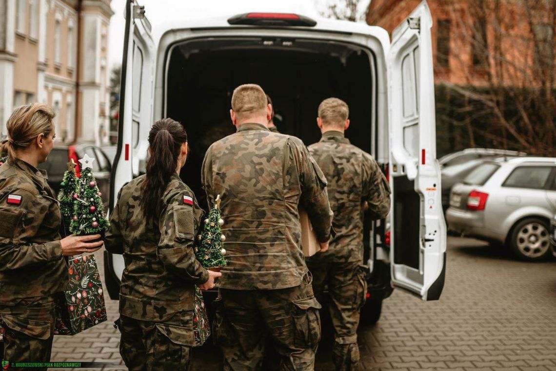 – Dziękujemy Bohaterom za ich służbę i niezłomność. Dziękujemy wszystkim, którzy wspierają akcję i pomagają nieść dobro dalej – tak podsumowano wzruszające bożonarodzeniowe spotkania na profilu 2. Hrubieszowskiego Pułku Rozpoznawczego na Facebooku.