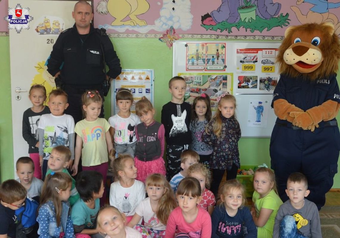 Hrubieszów: Pluszowy funkcjonariusz uczy dzieci zasad bezpieczeństwa