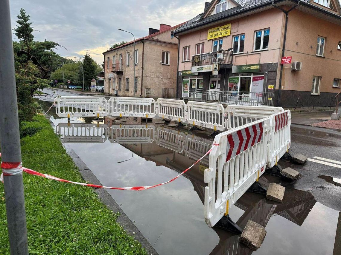 Tym razem nie ma tak głębokiej dziury jak to miało miejsce w maju 2023 r. Drogowcy zamierzają w tym miejscu położyć grubsza warstwę masy bitumicznej, aby woda spływała do studzienki kanalizacyjnej.