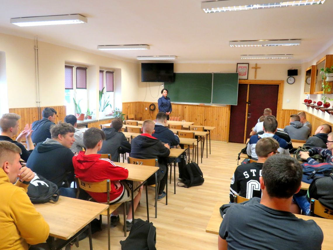 Hrubieszów: Policjanci w szkole. Mówi o karach za przestępstwa i cyberprzemocy