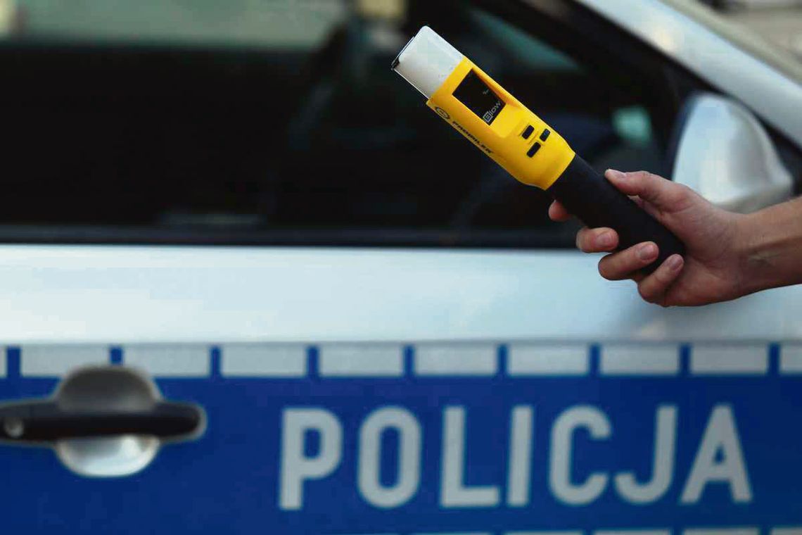 Kierowca dostawczaka miał w sobie 1 promil alkoholu oraz sądowy zakaz kierowania pojazdami, gdy w okolicach Garwolina zatrzymał go policjant z Hrubieszowa.