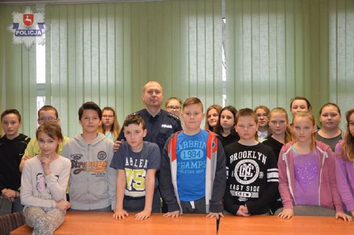 Hrubieszów: Policjant rozmawiał z dziećmi z ZSM nr 1