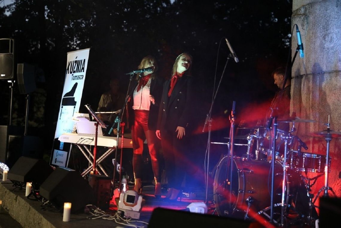 Powrót do dawnych tradycji muzycznych. 15 września w Parku Miejskim im. Solidarności w Hrubieszowie odbył się koncert muzyków i wokalistek zespołu nazwanego „Kuźnia Tomasza”.
