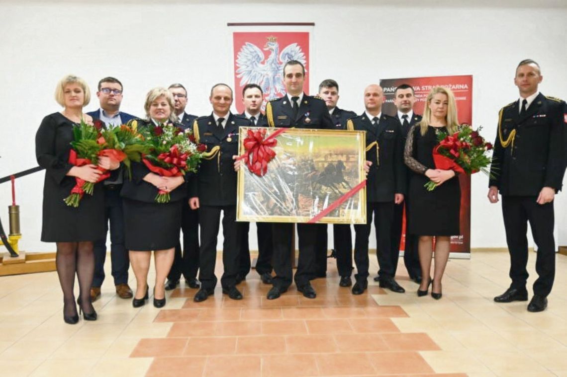 Emerytowanego komendanta pożegnali komendanci powiatowi straży pożarnej z Lubelszczyzny, przedstawiciele służb mundurowych, samorządowcy, strażacy z Hrubieszowa i pracownicy cywilni komendy