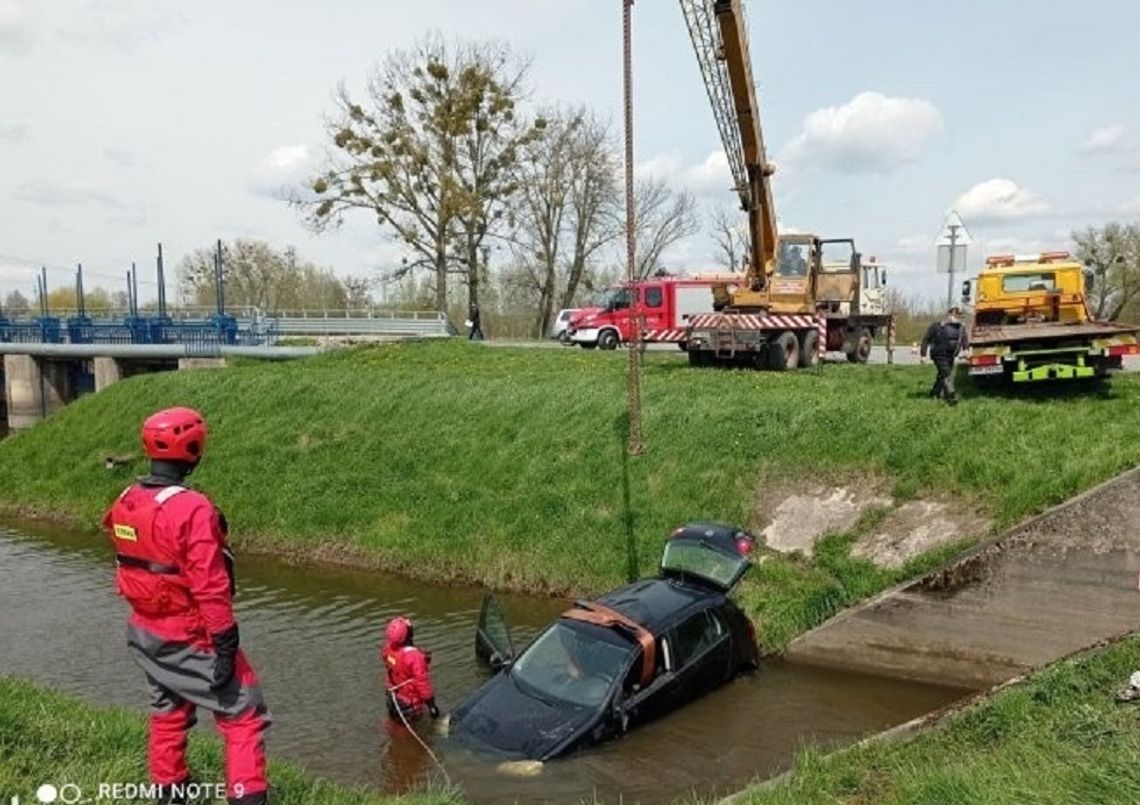 Hrubieszów: Samochód wpadł do Huczwy. Co z kierowcą?