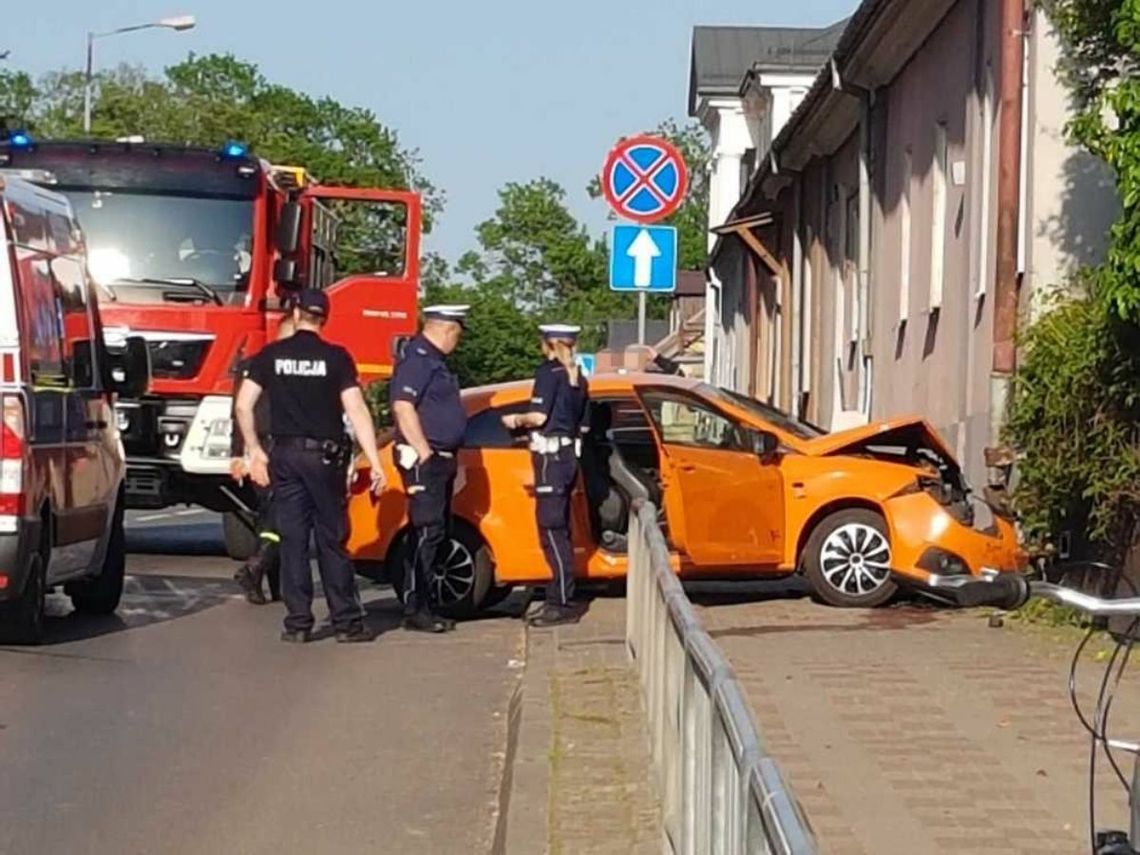 Hrubieszów: Seat wypadł drogi, uderzył w budynek i ogrodzenie