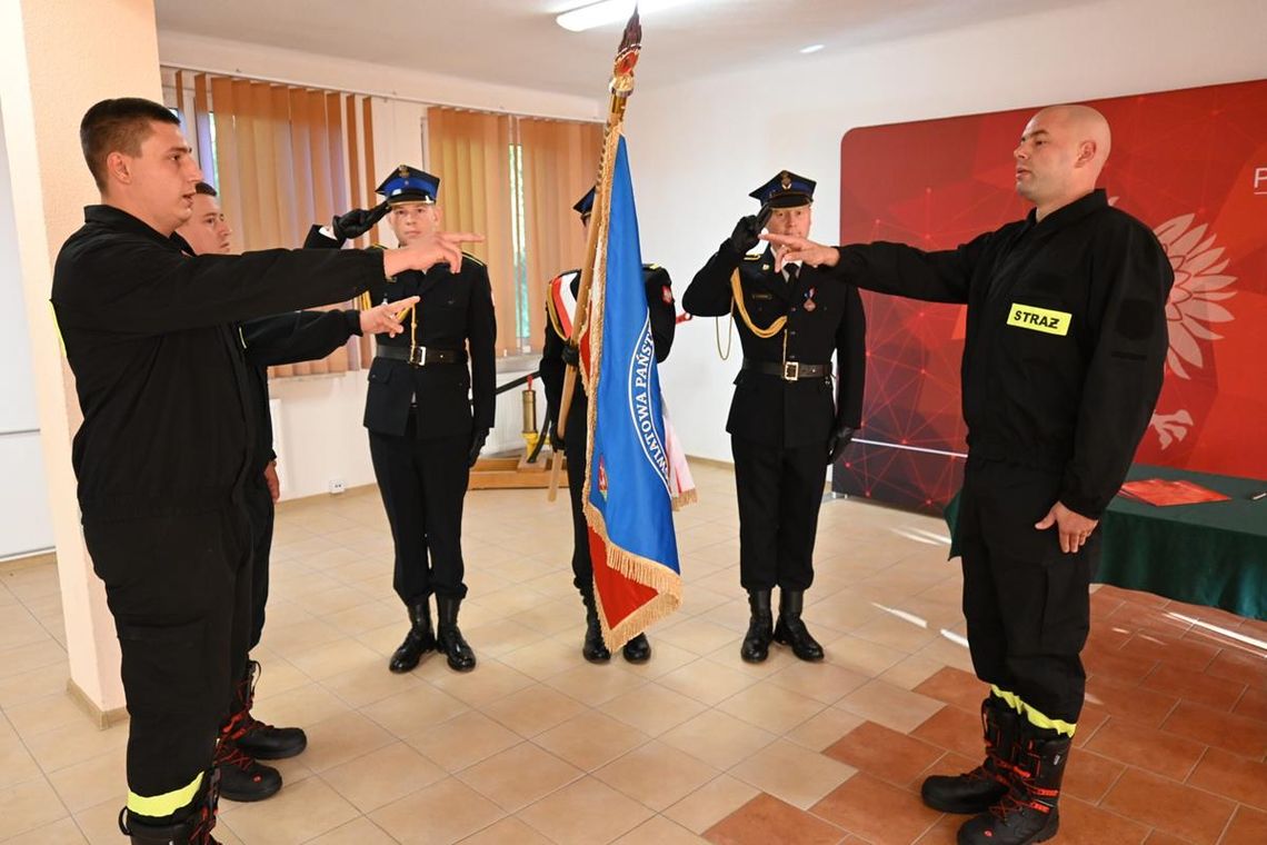Hrubieszów: Trzech nowych strażaków złożyło uroczyste ślubowanie w PSP [ZDJĘCIA]