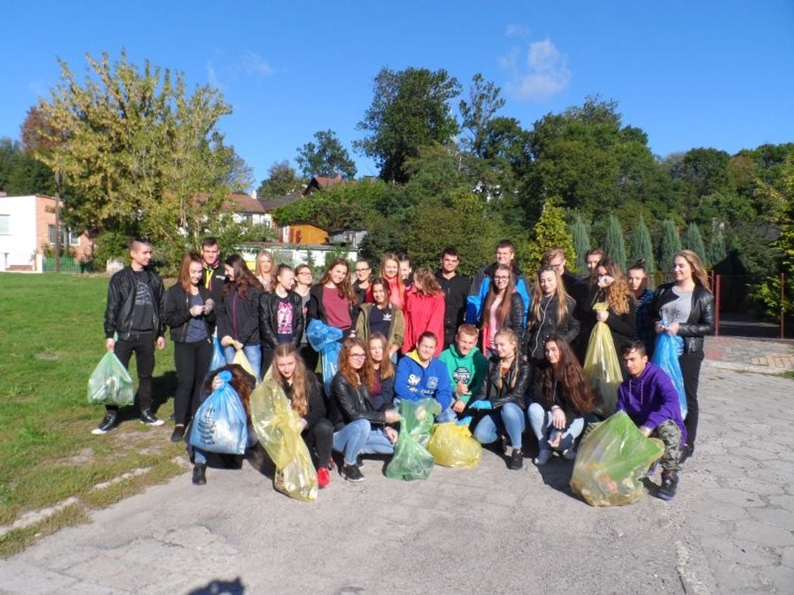Hrubieszów: Uczniowie Staszica włączyli się w akcję "Sprzątanie świata"