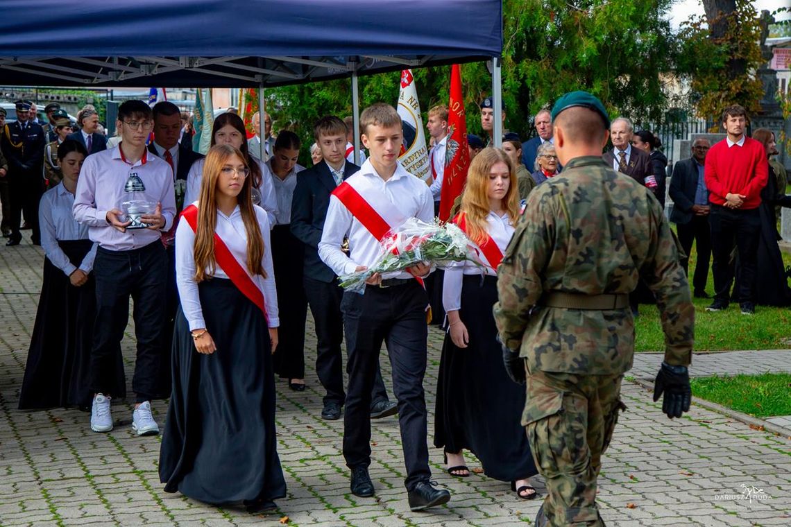 Delegacje samorządowe, instytucji i organizacji społecznych złożyły kwiaty i wieńce.