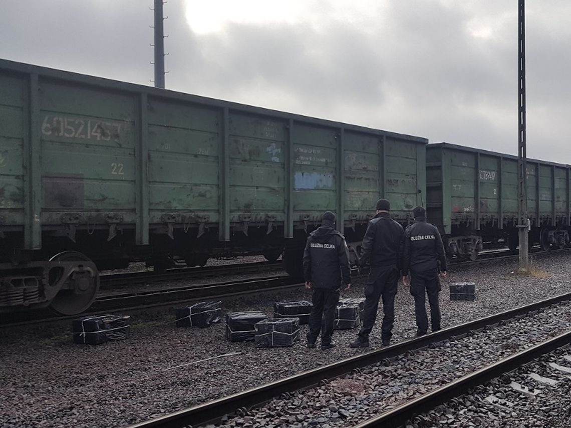 Hrubieszów: Wagony z rudą żelaza naszpikowane... papierosami
