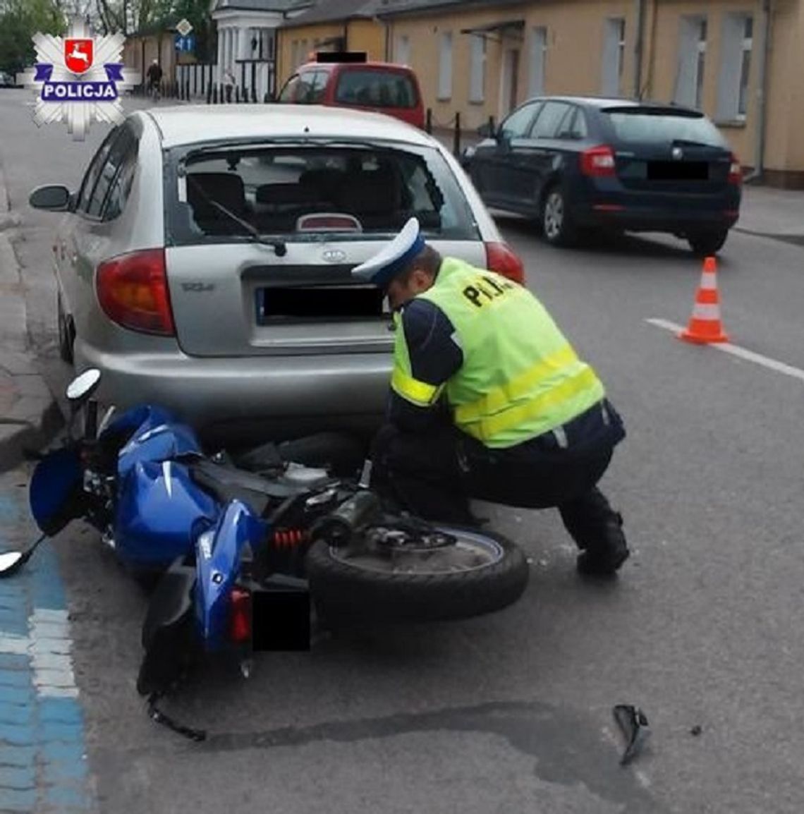 Hrubieszów: Wypadek na ul. 3 Maja. Mazda zajechała drogę motorowerowi
