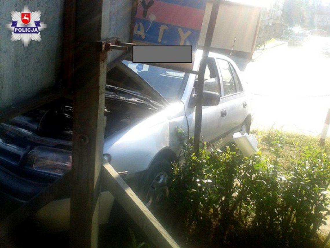 Hrubieszów: Wypadek przy ul. Ludnej. Kierowca nissana zasłabł i wjechał w tablicę reklamową. Nie miał prawa jazdy