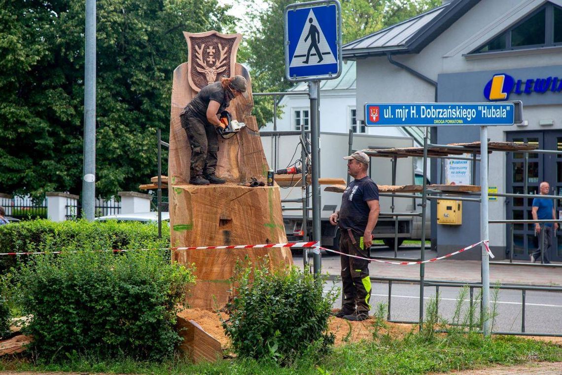 Jeżeli dopisze pogoda, królewski tron z zabytkowego dębu będzie gotowy do końca tego tygodnia.