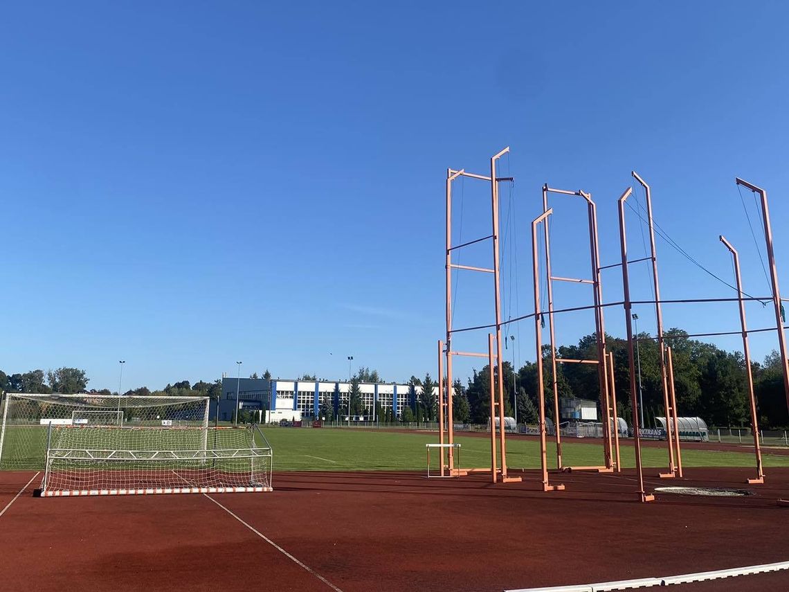 Do czasu rozstrzygnięcia konkursu na dyrektora HOSiR, burmistrz Hrubieszowa powołała pełniącego obowiązki dyrektora ośrodka Damiana Szarugę, dotychczasowego pracownika Wydziału Inwestycji i Rozwoju w Urzędzie Miasta Hrubieszowa.