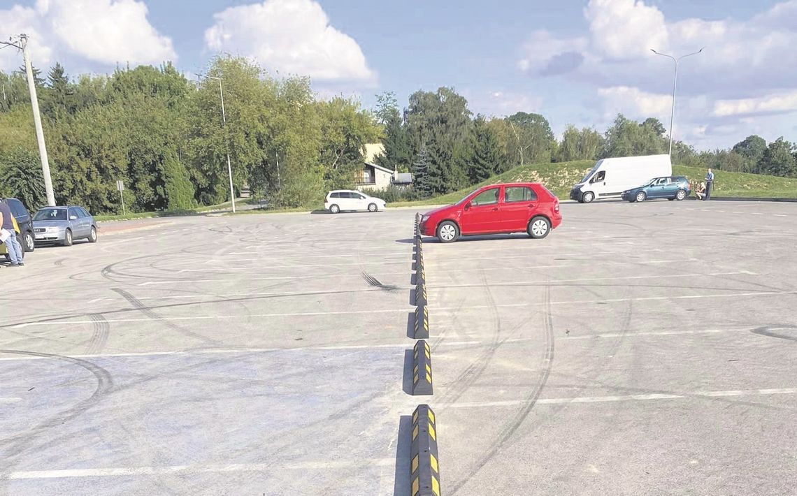 W sąsiedztwie parkingu przy Ciesielczuka słychać było donośny warkot silników i pisk opon driftujących aut. Czy montaż separatorów rozwiąże problem?