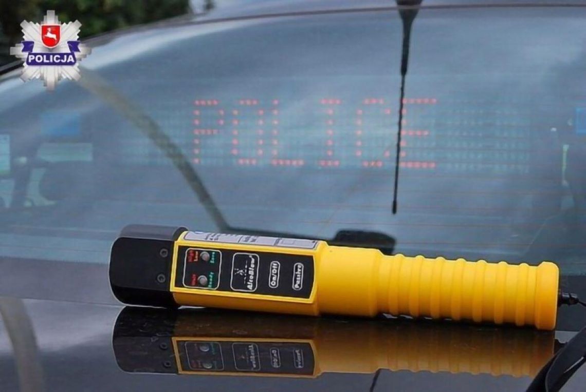 50-letnia Hrubieszowianka miała w sobie prawie promil alkoholu, zatrzymał ją 54-letni mieszkaniec tego miasta i powiadomił policję o ujęciu nietrzeźwej kierującej Oplem kobiety.
