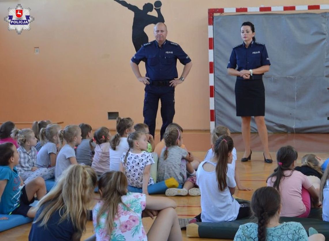 Hrubieszowscy policjanci odwiedzili uczniów w Mircza i Wiszniowa