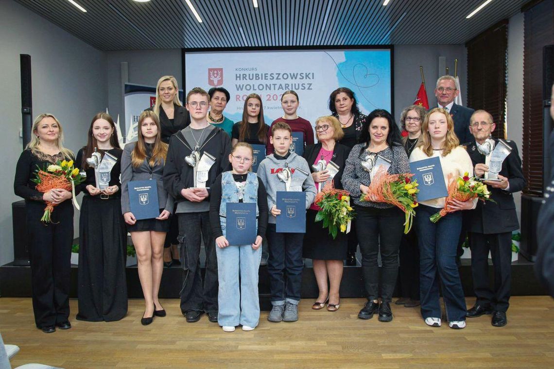 Laureaci konkursu „Hrubieszowski Wolontariusz Roku 2024”.