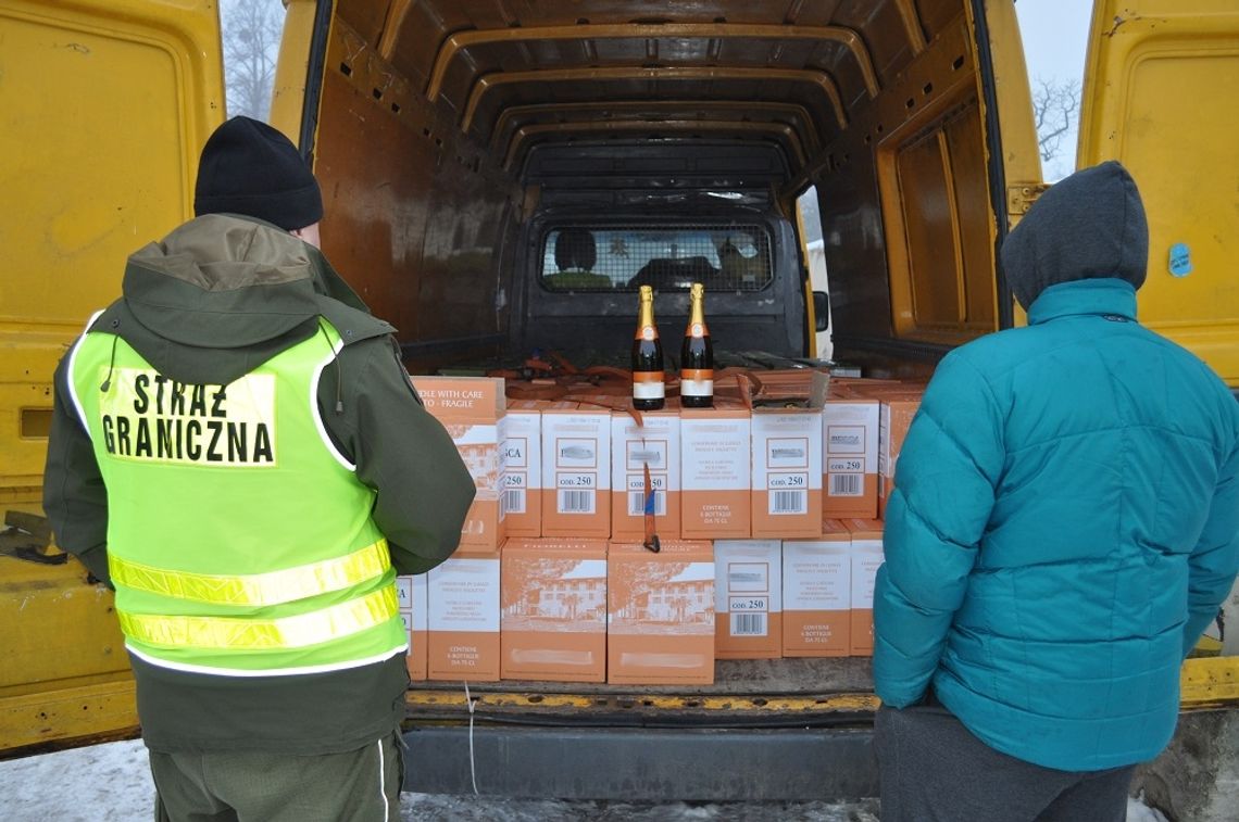 Hrubieszowskie: Ukraińcy stracili towar. Tysiące litrów wina przejęła straż graniczna