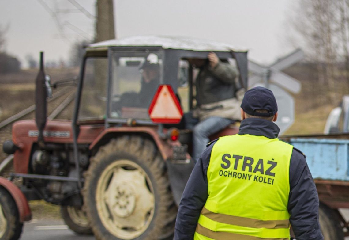 Funkcjonariusz Straży Ochrony Kolei z zamojskiego posterunku w drodze na nocną zmianę ujął 60-letniego traktorzystę, który kierował ciągnikiem rolniczym, mając w organizmie ponad 2,5 promila alkoholu.