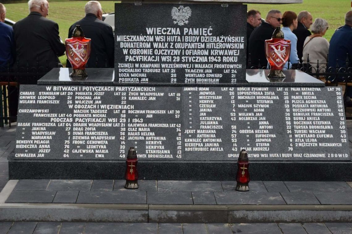 Huta Dzierążyńska: Przy odnowionym pomniku spotkali się, by oddać hołd poległym i ofiarom Uroczystość upamiętniająca ofiary niemieckiej pacyfikacji z 1943 roku oraz mieszkańców Huty Dzierążyńskiej i Budów poległych podczas II wojny światowej.