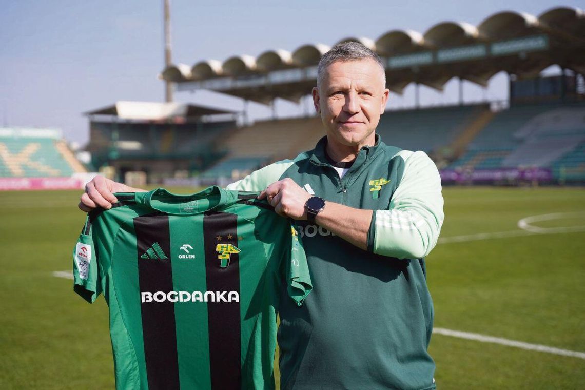 Artur Bożyk zrezygnował z pracy w tym klubie, by objąć kobiecy zespół Górnika Łęczna, występujący w Ekstraklasie.