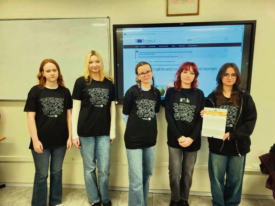 Pięć uczennic II LO w Zamościu zmierzyło się z zadaniem wymagającym zarówno wnikliwej analizy, jak i dużej wrażliwości językowej.