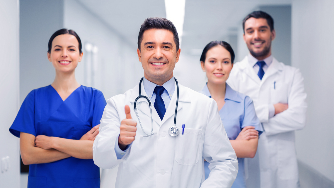 Ile ma zarabiać polski lekarz? Porównali pensje w innych krajach Ministerstwo Zdrowia proponuje, żeby maksymalne wynagrodzenie lekarza na etacie wynosiło od 40 do 48 tys. zł.