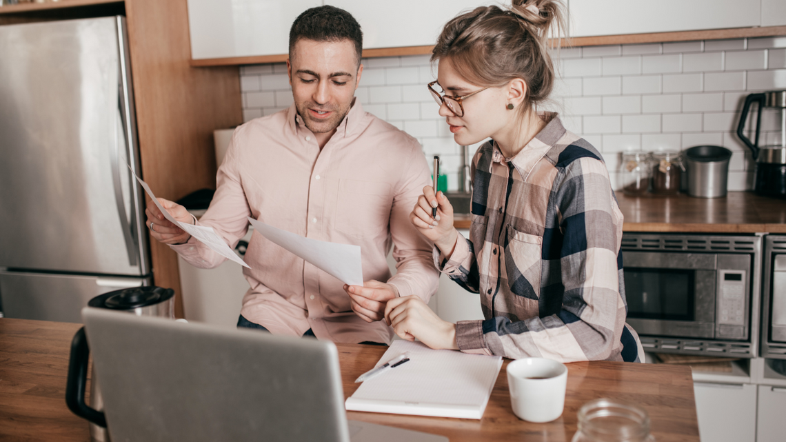 Większość Polaków deklaruje, że ma jakieś oszczędności. Tyle że niewielu z nich przeżyłoby za te pieniądze dłużej niż miesiąc.
