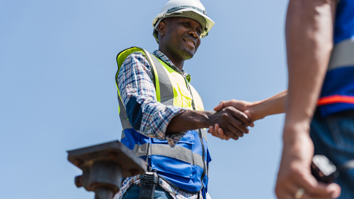 Imigrant w pracy, a nie w więzieniu. Co naprawdę mówią dane z Polski? Raport WEI ujawnia: ponad 84 proc. imigrantów w Polsce pracuje.