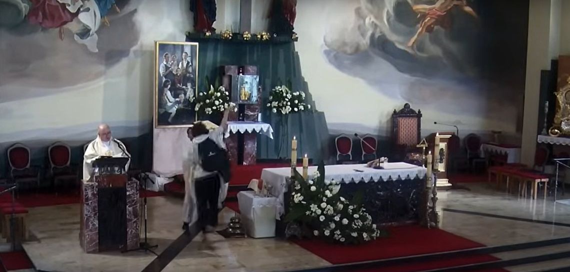 Podczas wieczornej mszy mężczyzna rzucił butelką w tabernakulum.
