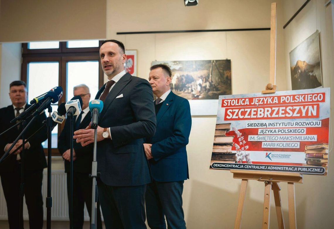 Politycy Prawa i Sprawiedliwości są za przeniesieniem siedziby Instytutu Rozwoju Języka Polskiego im. św. Maksymiliana Marii Kolbego z Warszawy do Szczebrzeszyna w ramach „polityki zrównoważonego rozwoju polskiego państwa i dekoncentracji centralnej administracji publicznej”.