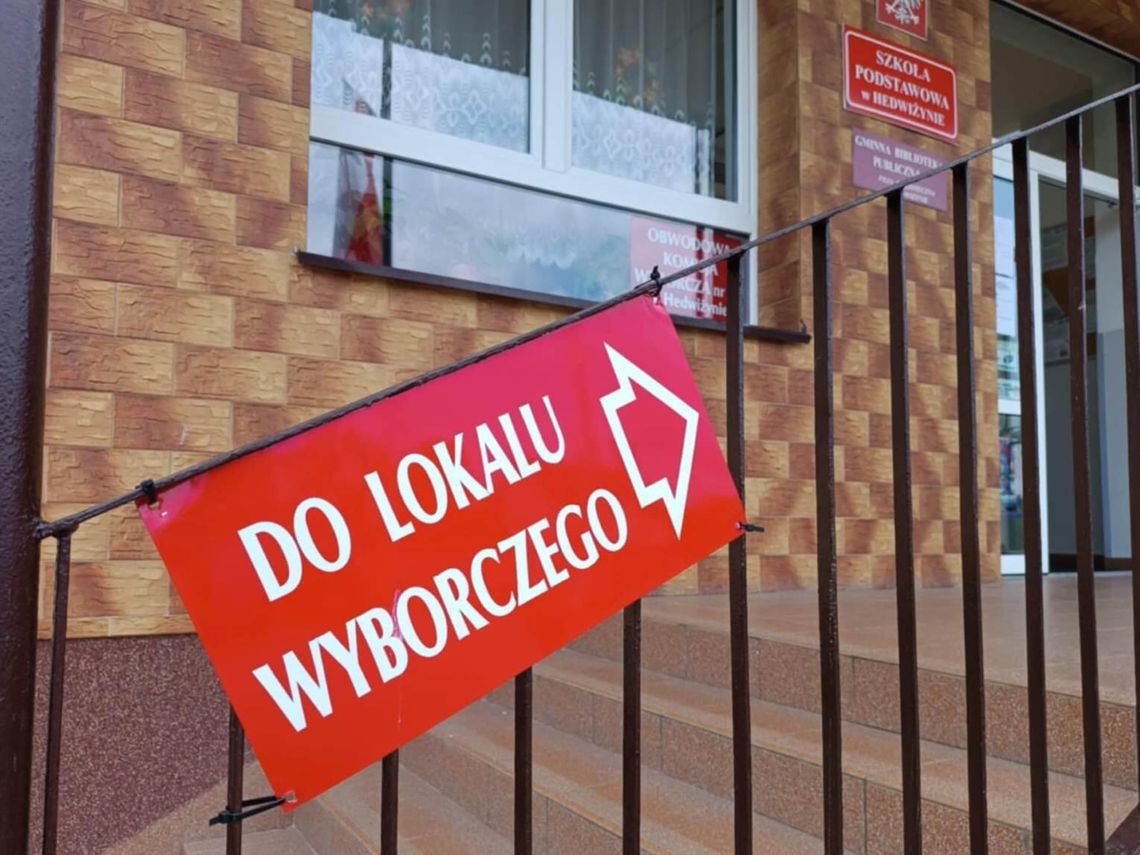 Jak głosuje Biłgoraj i powiat biłgorajski. Znamy dane o frekwencji na godz. 12 Lokal wyborczy w Hedwiżynie w powiecie biłgorajskim.