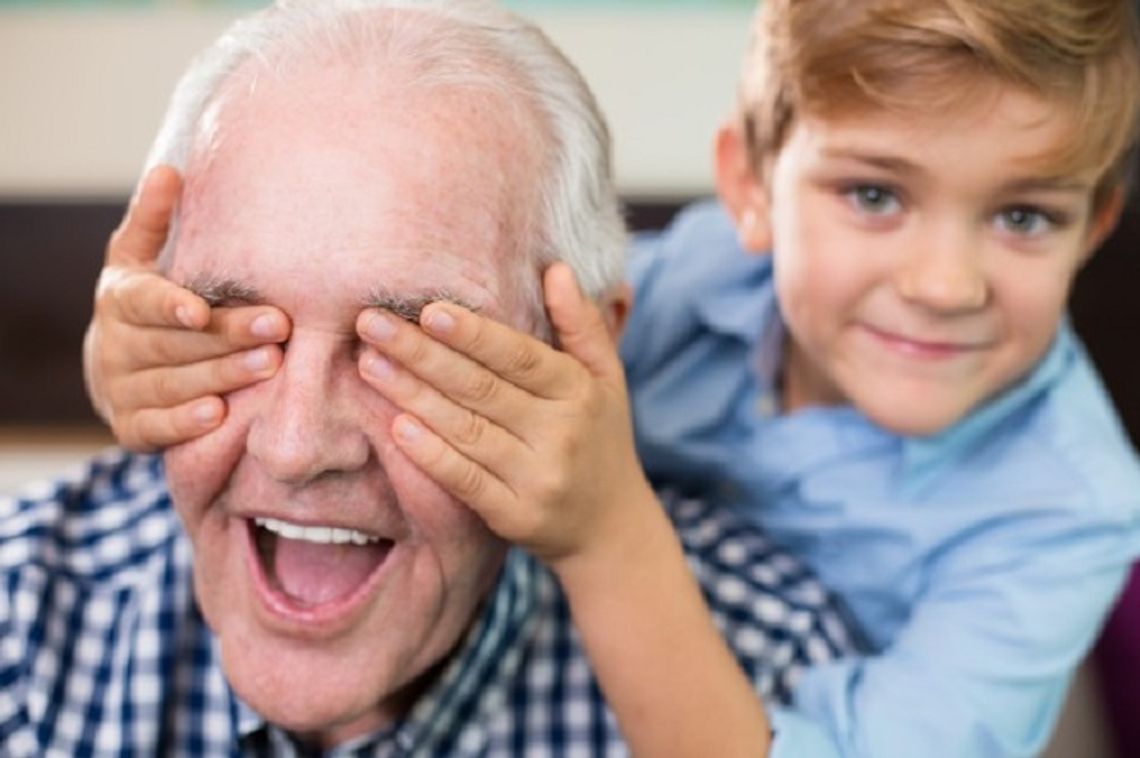 Jaki prezent podarować babci, a jaki dziadkowi? Oto pomysły na prezenty na Dzień Dziadka i Babci
